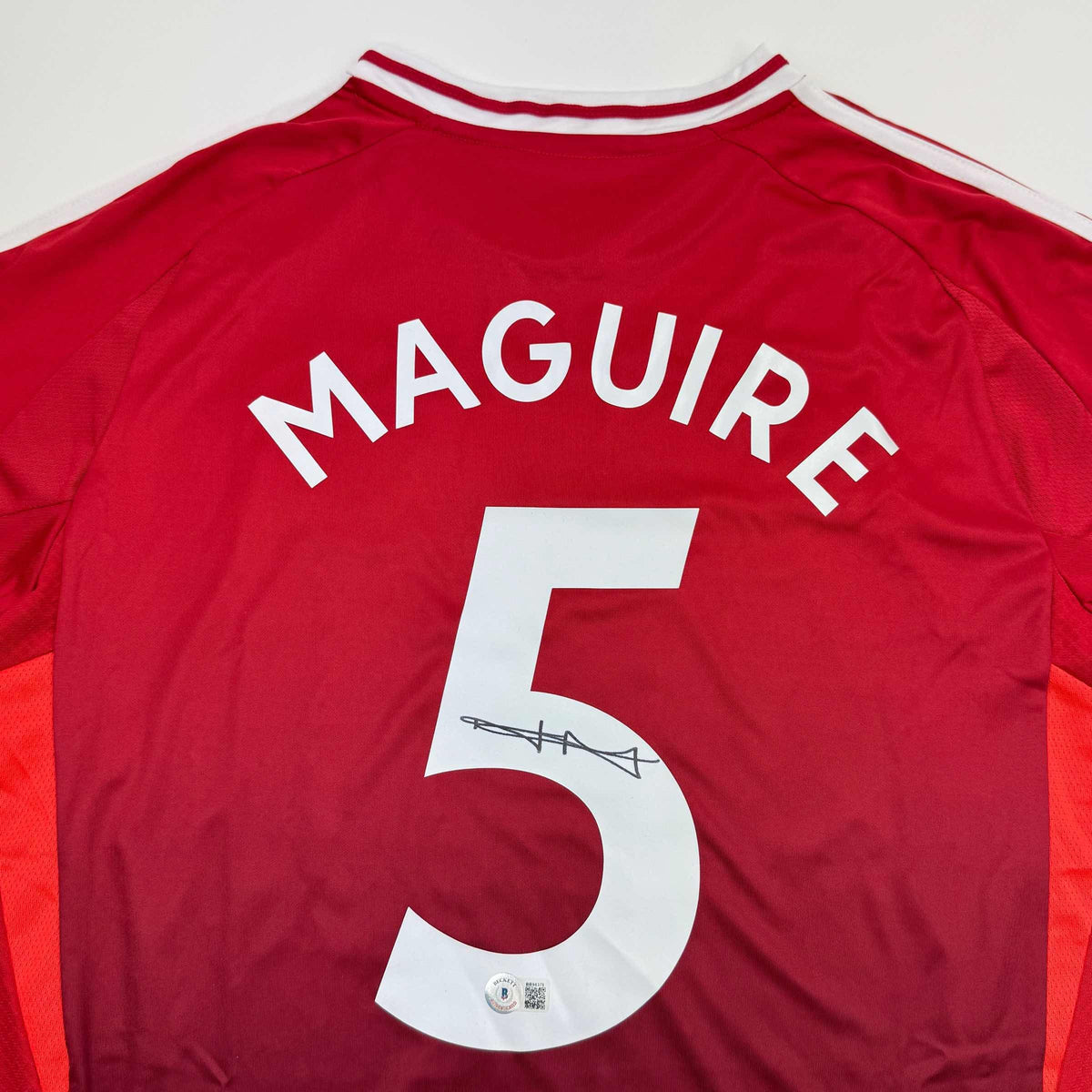 Signed Harry Maguire Manchester United Jersey - BAS COA